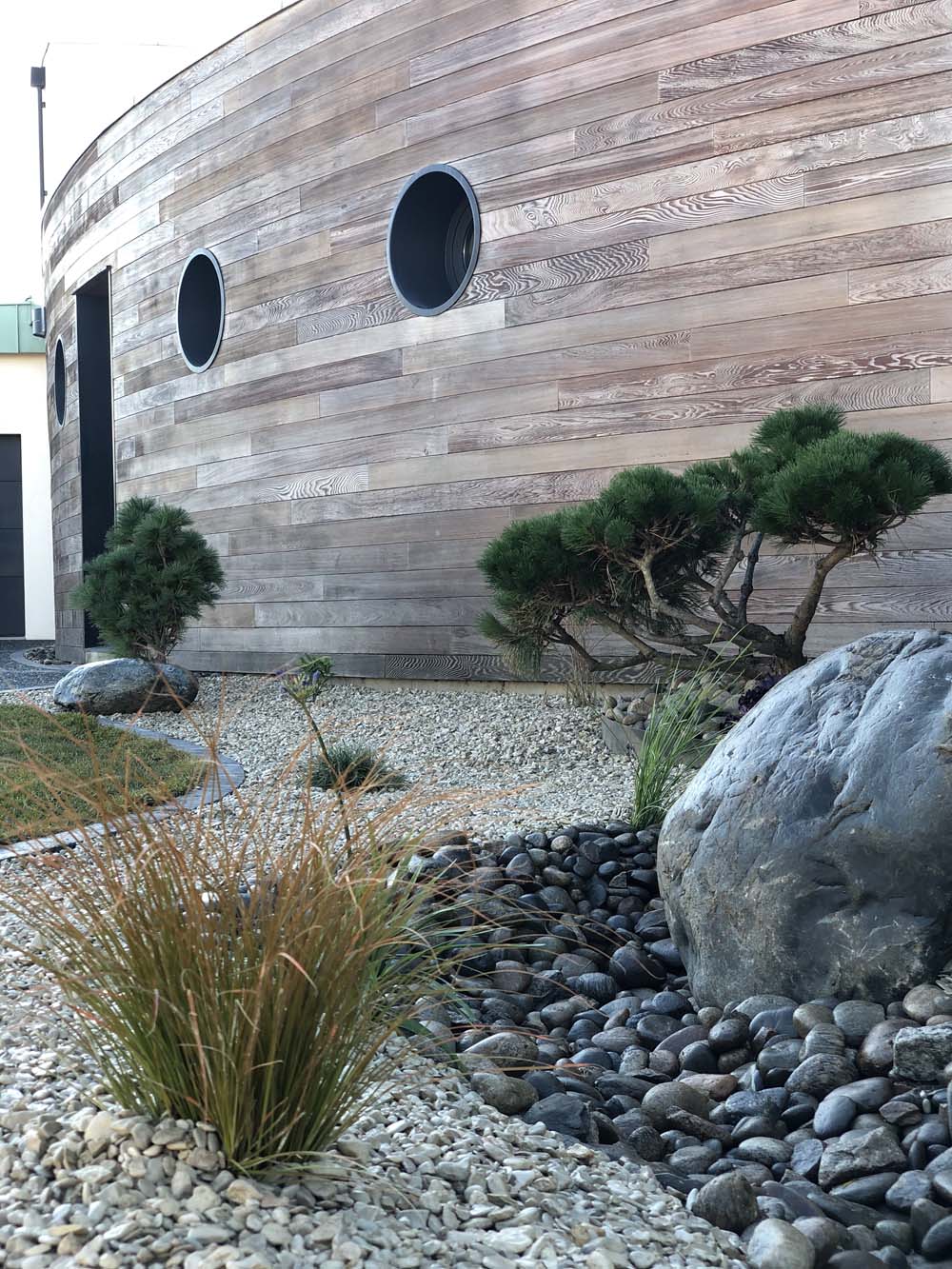 Création d'un jardin zen sans gazon esprit bord de mer avec rivière sèche et enrochements en galets à Brétignolles sur Mer (85)