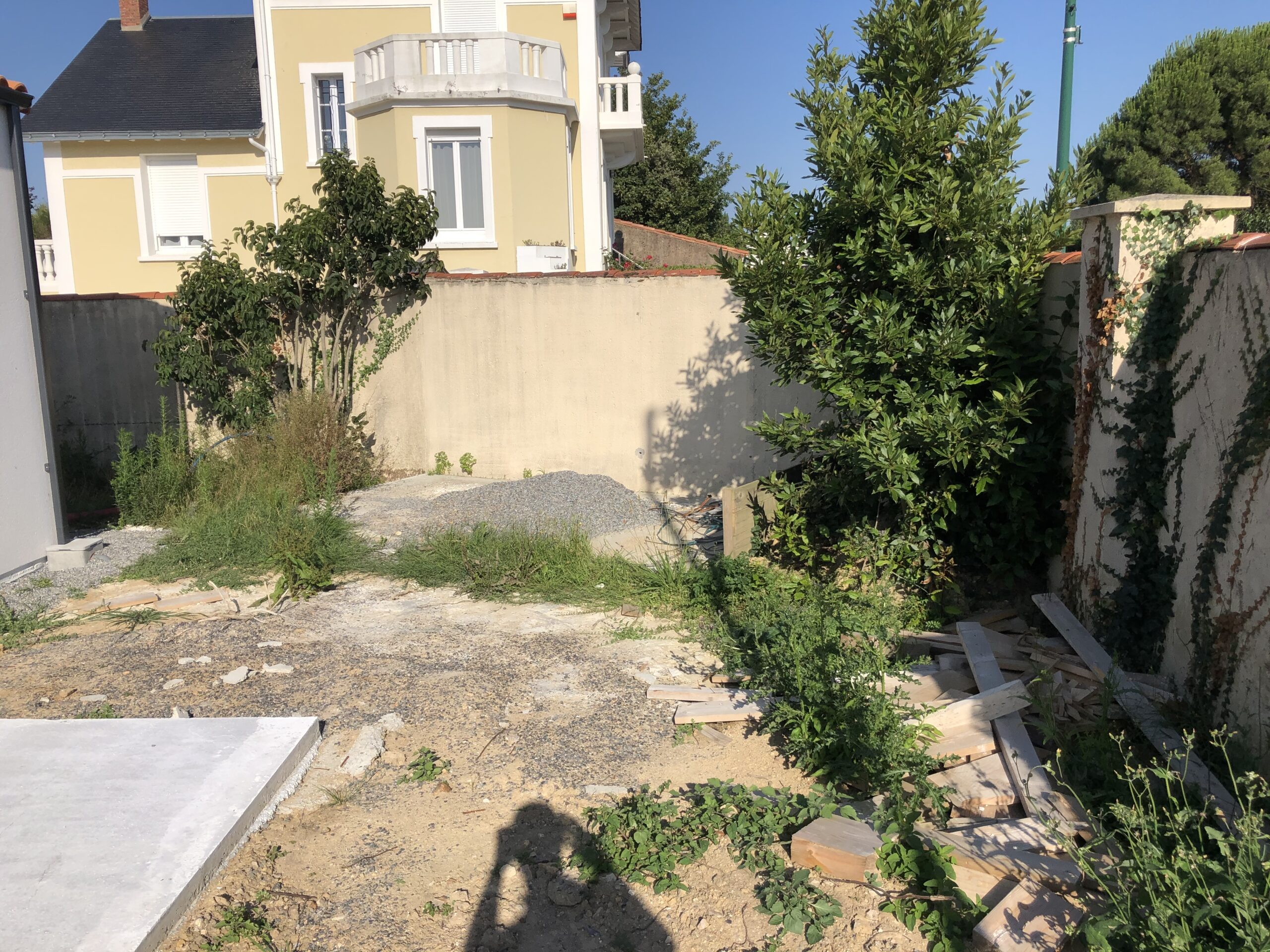 Terrain nu avec terrasse béton et murs de clôture