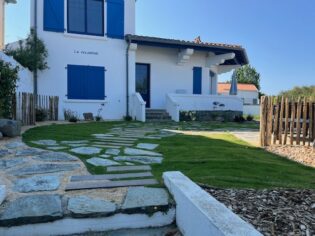 Rénovation d'un jardin avec allée de pierres et bois à Saint Gilles Croix de Vie (Vendée)