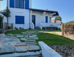 Rénovation d'un jardin avec allée de pierres et bois à Saint Gilles Croix de Vie (Vendée)