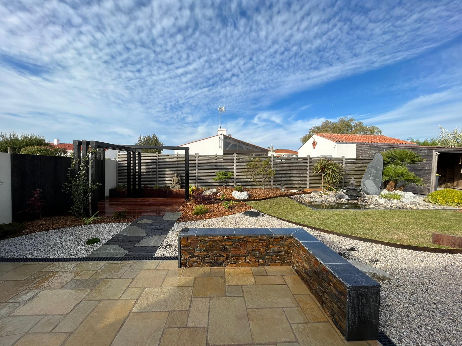 Réalisation d'un muret en pierres et ardoises, terrasse en grès cérame près de St Gilles Croix de Vie (85)