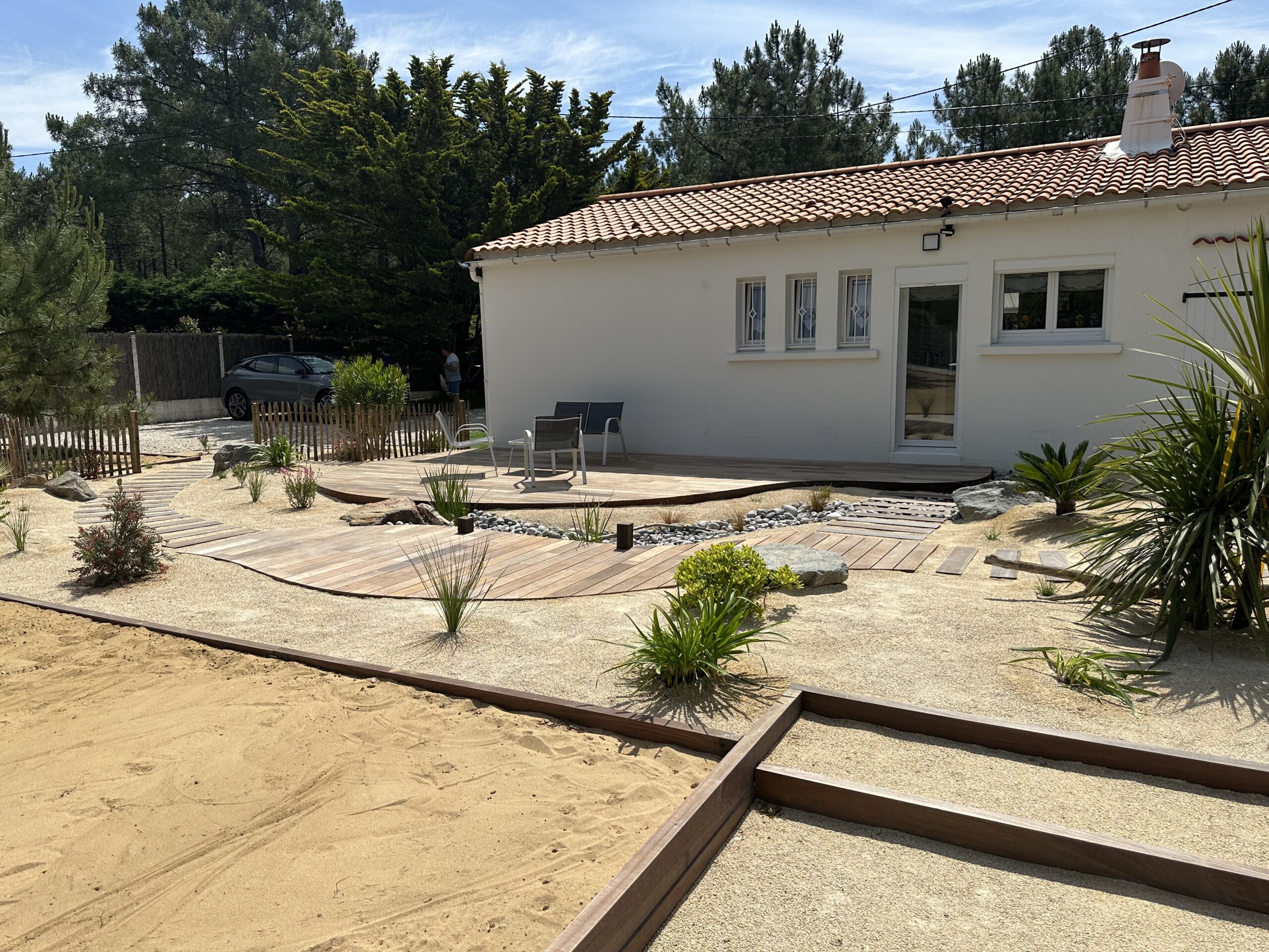 Rénovation d'une terrasse en bois, création de passerelles en bois et d'un terrain de pétanque à St Hilaire de Riez (85) par BOTAANY