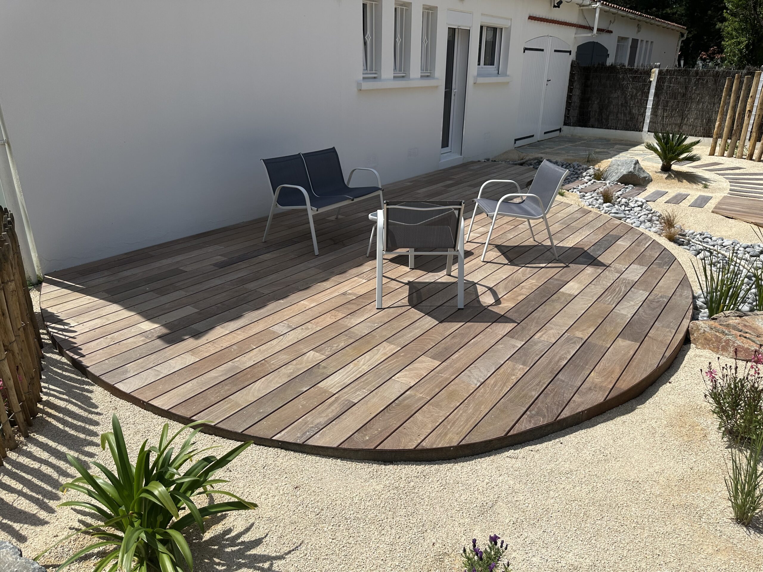 Réalisation d'une terrasse en bois exotique en arrondi à Saint Hilaire de Riez (85)