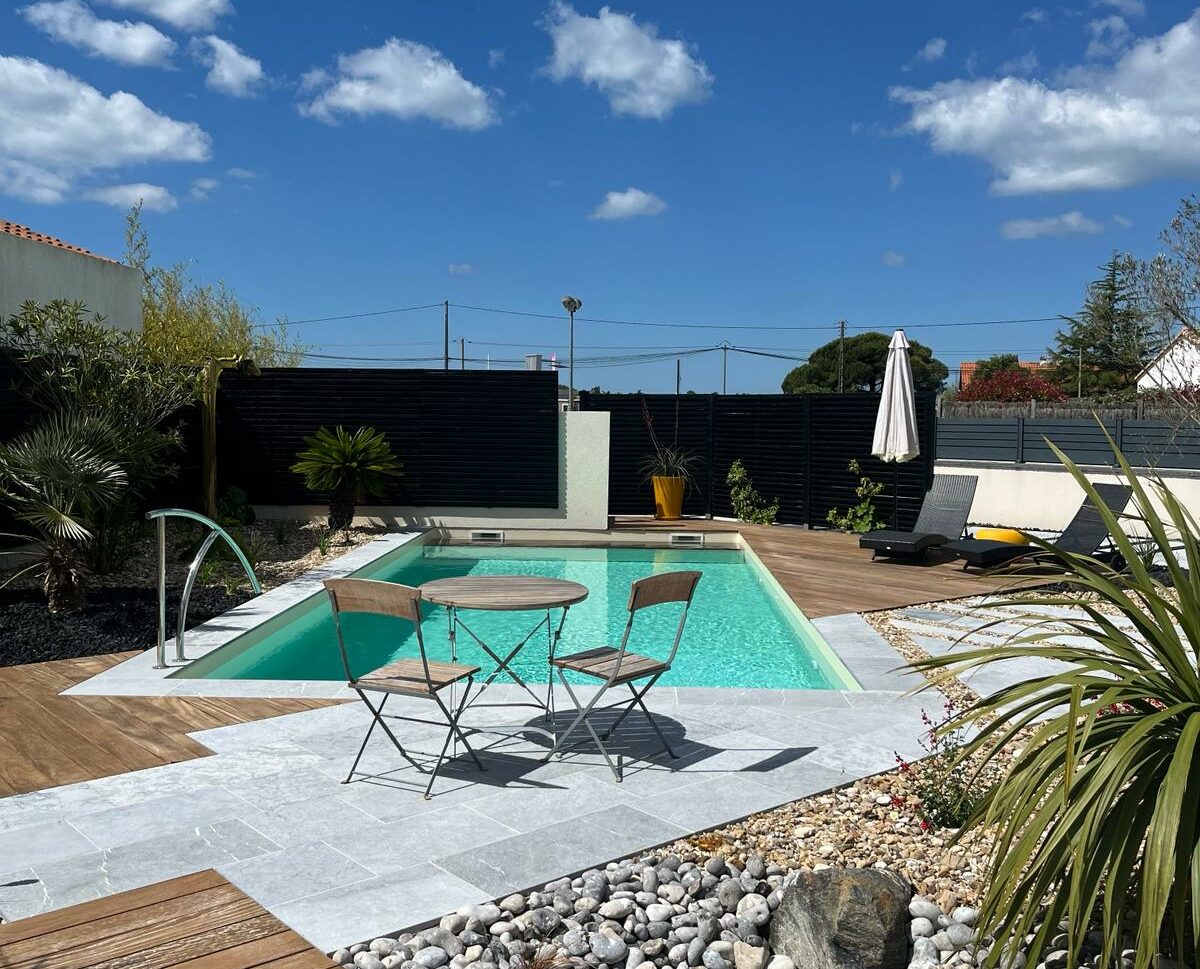 Réalisation d'un jardin avec piscine, terrasses bois et carrelage à St Jean de Monts (Vendée)