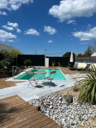 Réalisation d'un jardin avec piscine, terrasses bois et carrelage à St Jean de Monts (Vendée)