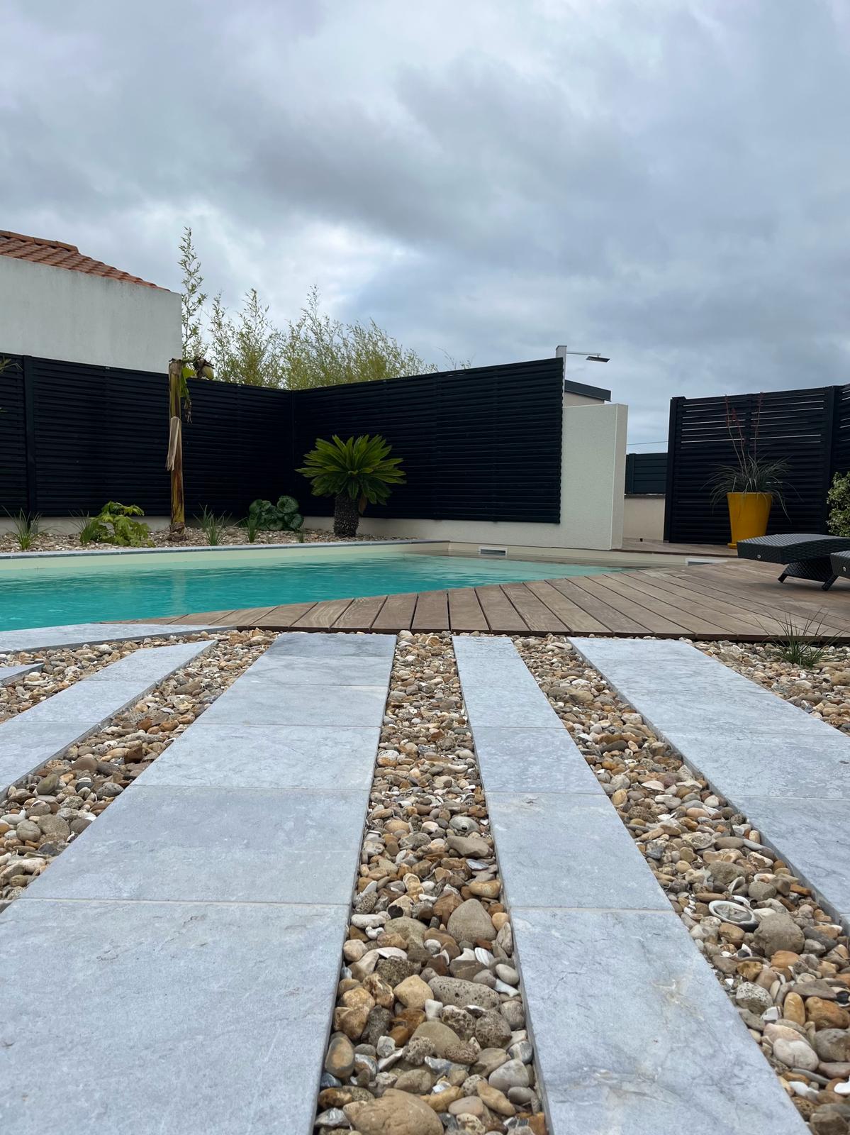 Mélange des matériaux autour de la piscine à St Jean de Monts (85)