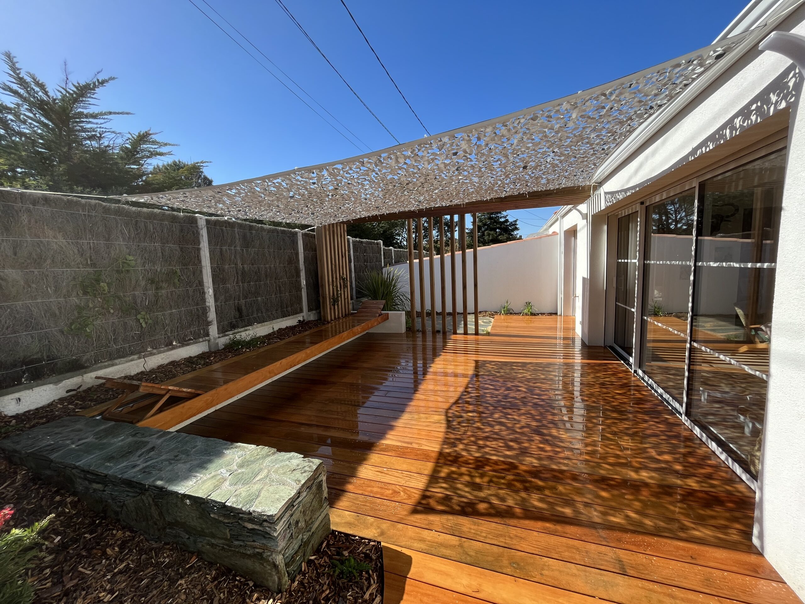 Pergola, terrasse et banc en bois à St Hilaire de Riez (85)