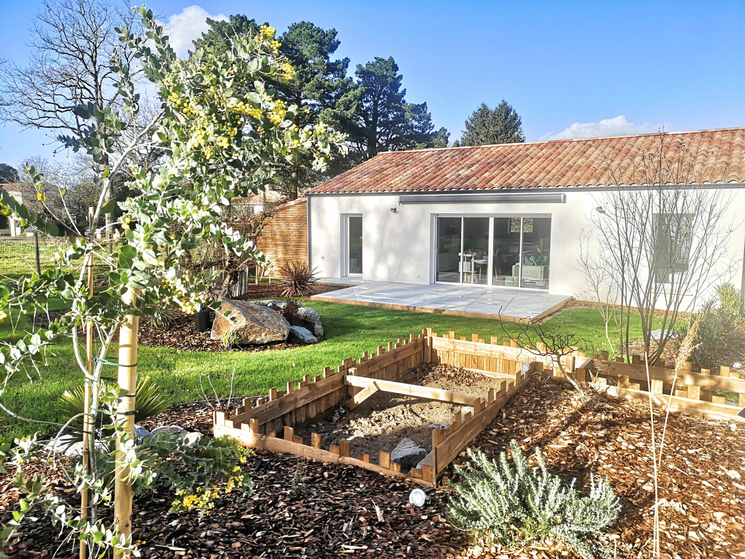 Jardin en pente avec massifs, abri à tortue et nombreux végétaux à L'Aiguillon sur Vie (85)