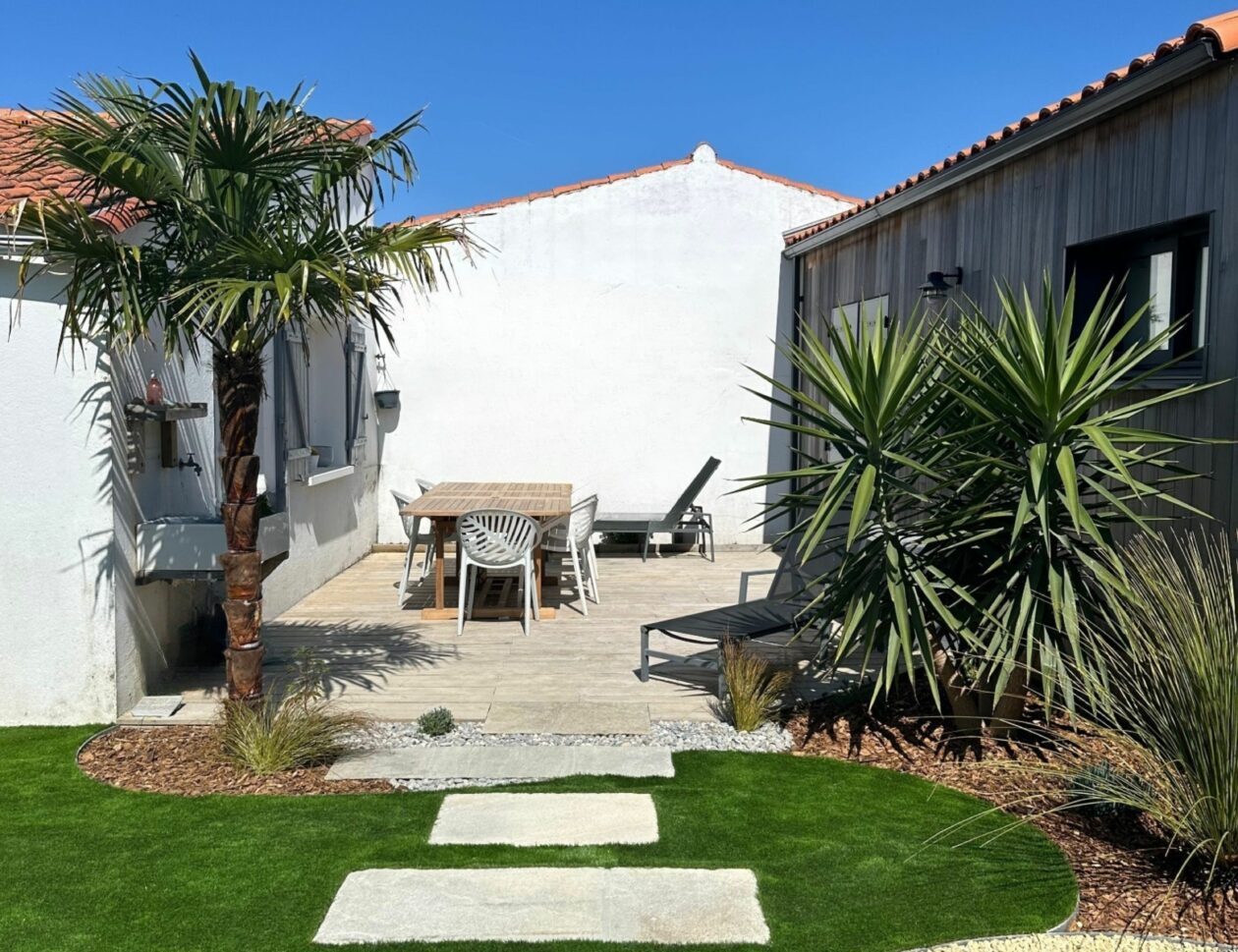 Réalisation d'un écrin de verdure avec allée, gazon et végétaux à Saint Hilaire de Riez (85) par BOTAANY