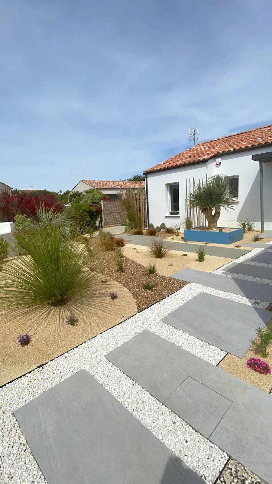 Réalisation jardin méditerranéen au Fenouiller, près de St Gilles Croix de Vie (85) Réalisation jardin méditerranéen au Fenouiller, près de St Gilles Croix de Vie (85)