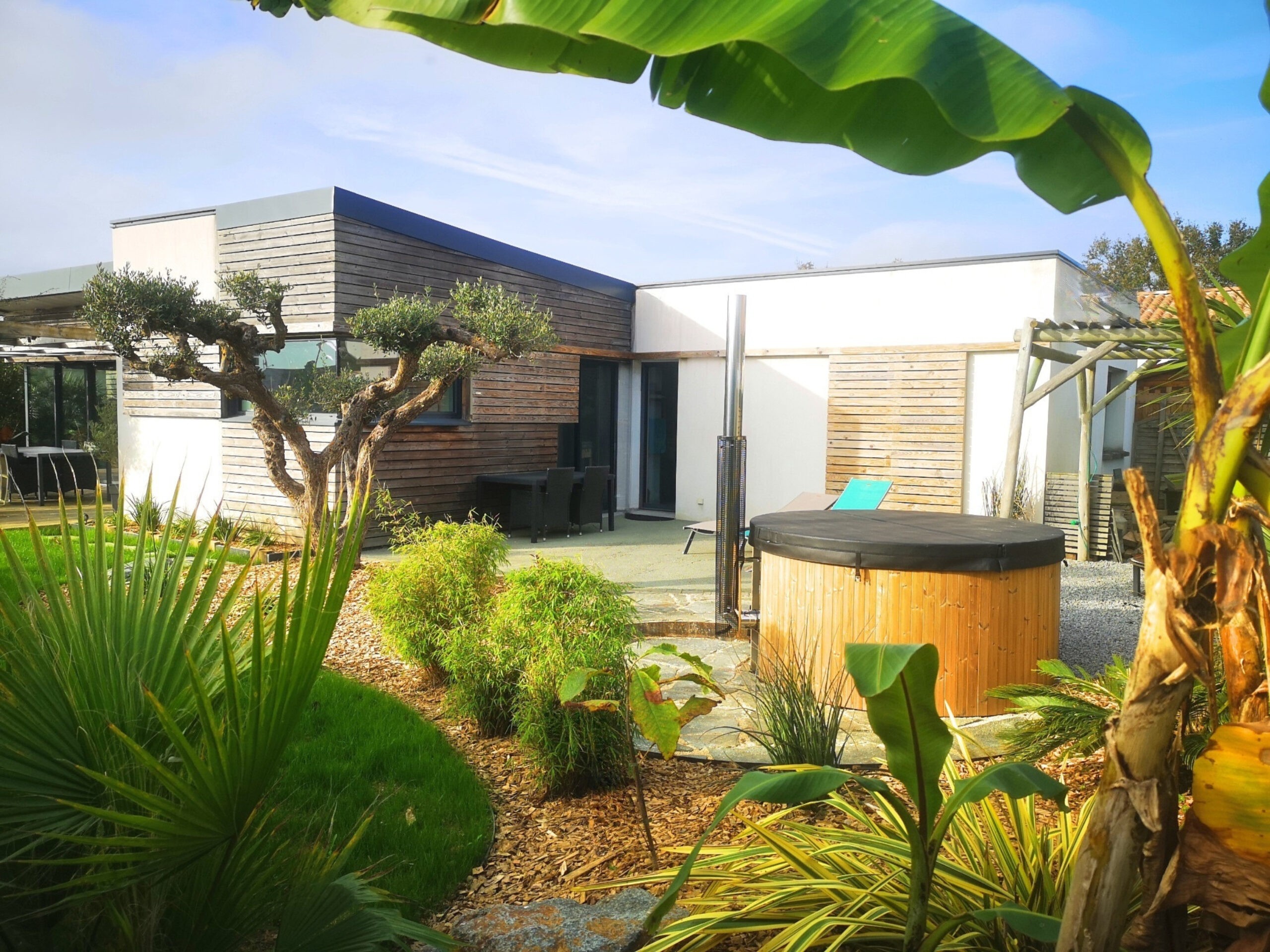 Rénovation d'un jardin naturel et végétal avec entrée style bord de mer et espace spa style tropical à L'Aiguillon Sur Vie (85) Rénovation d'un jardin naturel et végétal avec entrée style bord de mer et espace spa style tropical à L'Aiguillon Sur Vie (85)