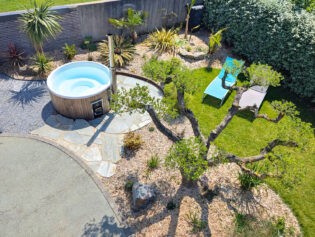Rénovation d'un jardin naturel et végétal avec entrée style bord de mer et espace spa style tropical à L'Aiguillon Sur Vie (85)