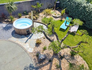 Rénovation d'un jardin naturel et végétal avec entrée style bord de mer et espace spa style tropical à L'Aiguillon Sur Vie (85)
