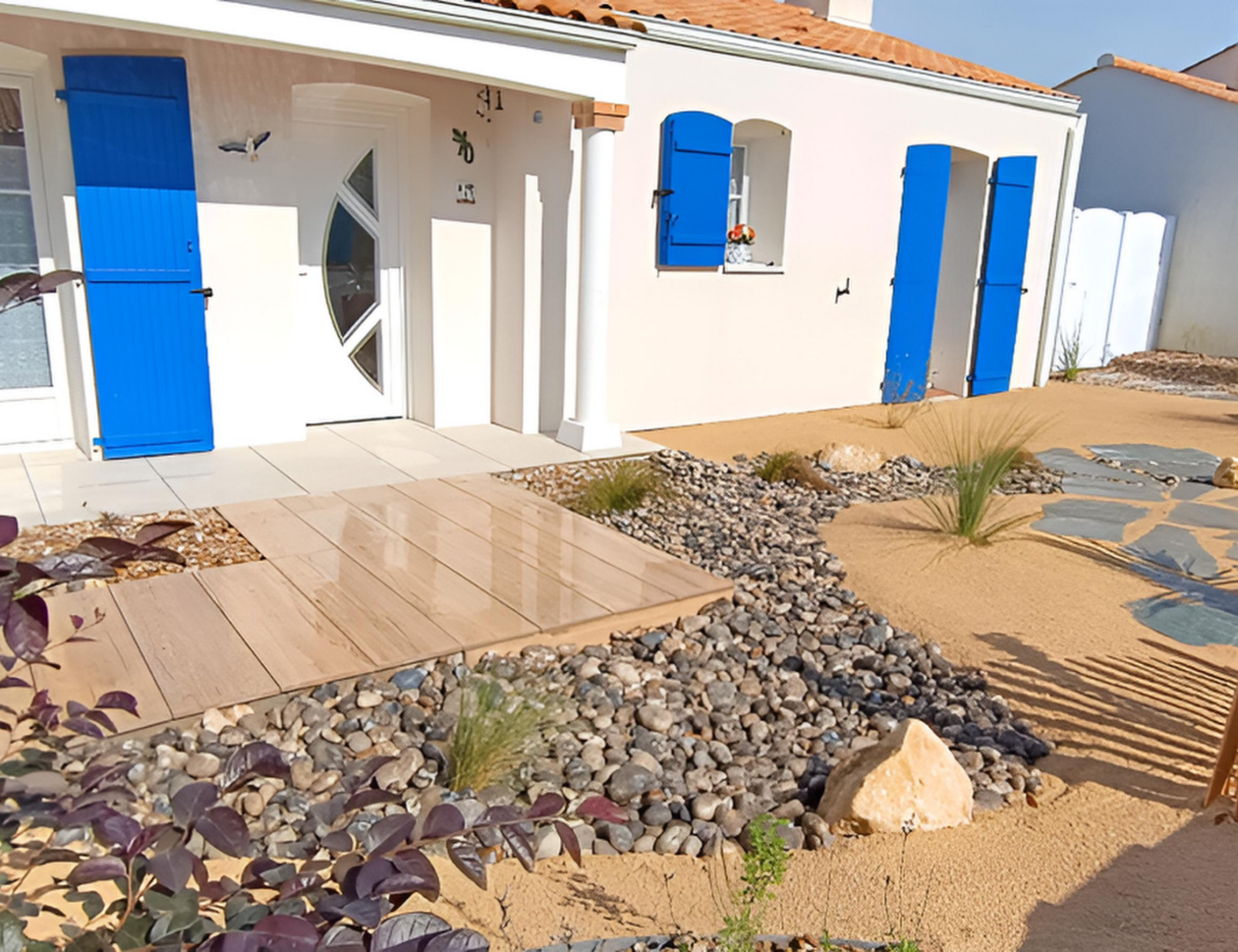 Jardin côté rue de style bord de mer