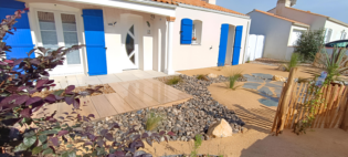 Jardin côté rue de style bord de mer