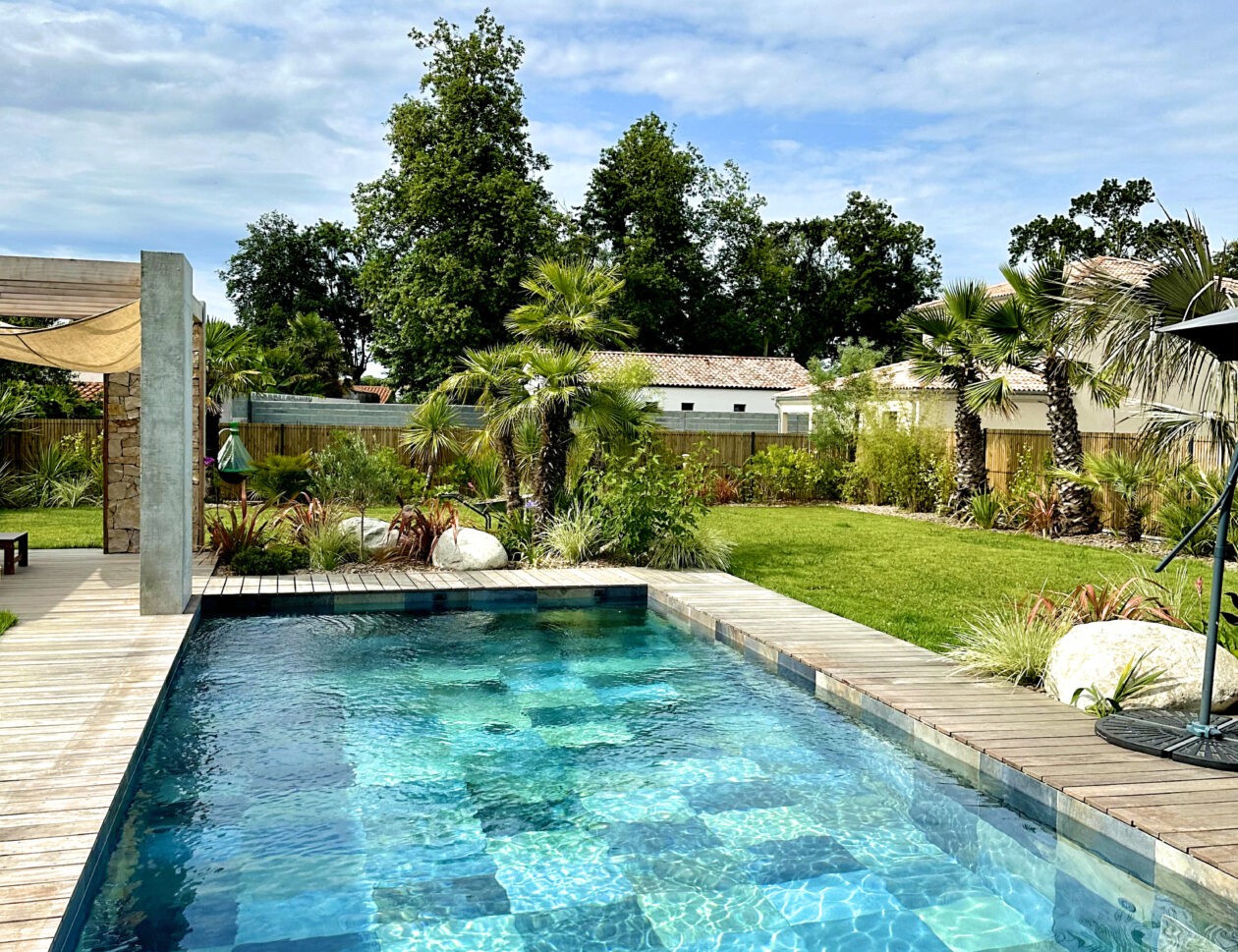 Jardin Eden tropical en Vendée avec piscine, parement pierre