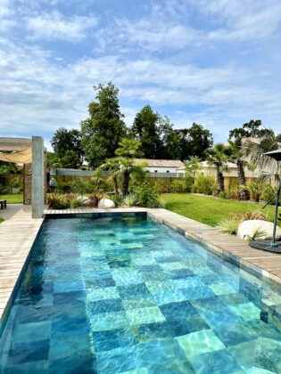 Jardin Eden tropical en Vendée avec piscine, parement pierre