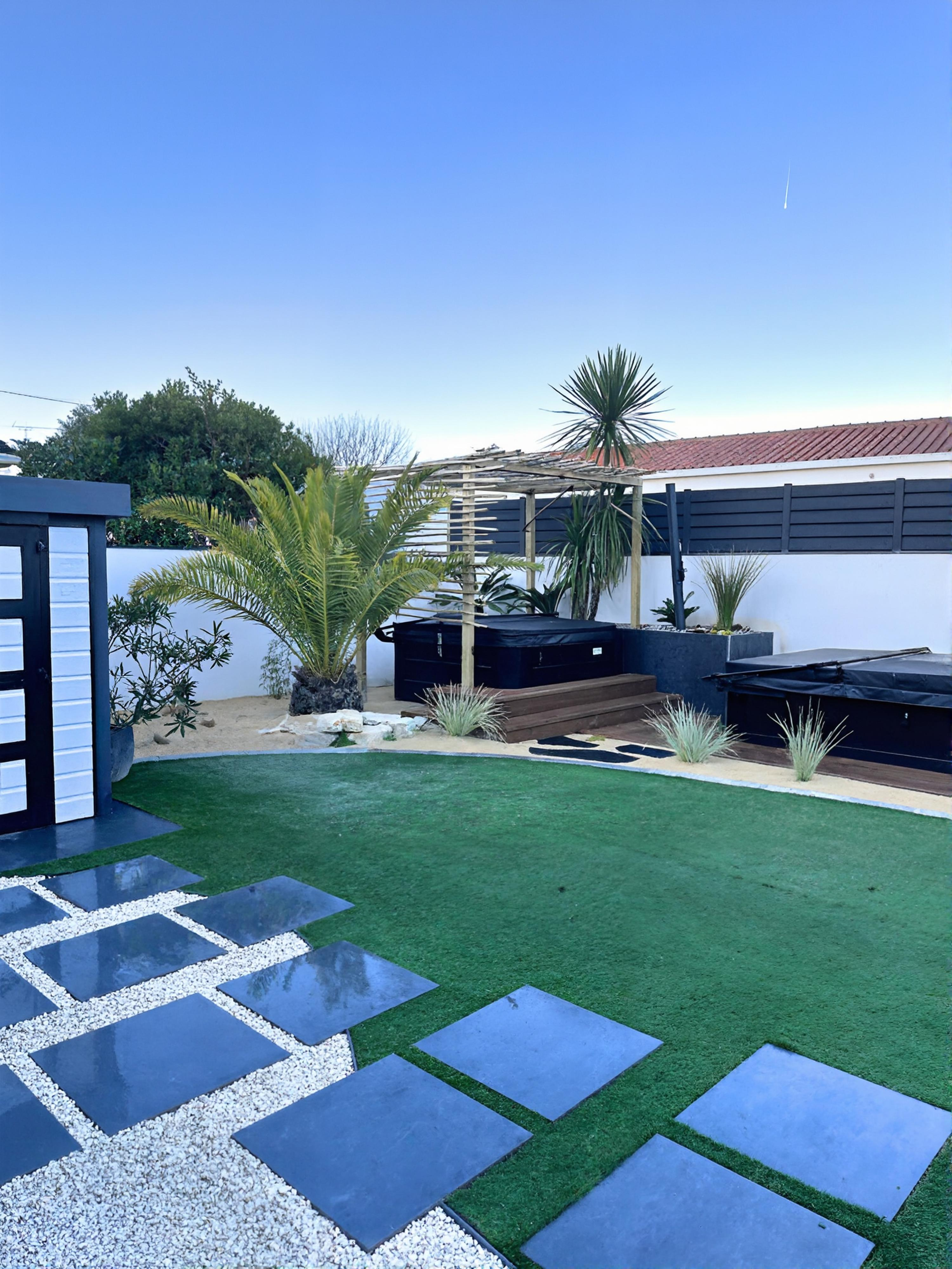 Allée en pas japonais qui mène au cabanon à St Hilaire de riez (85)