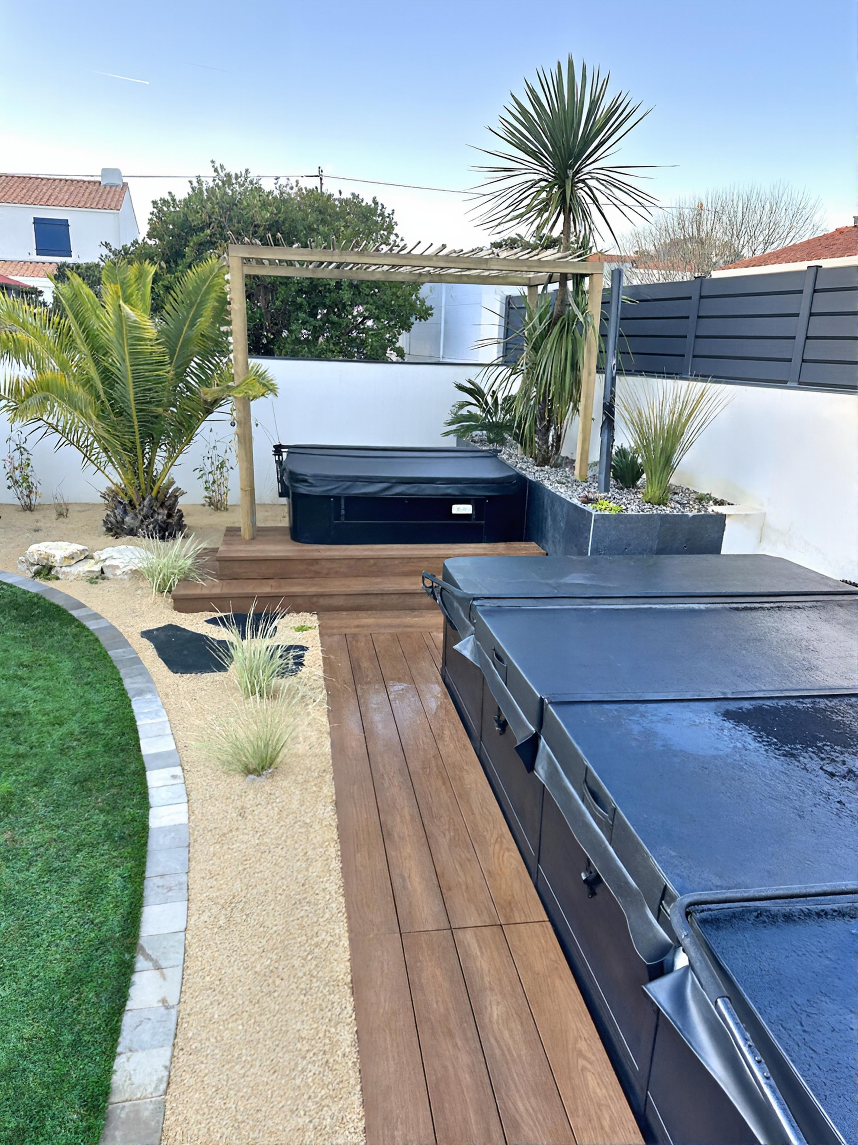 Mélange de lames bois et sable de compactage autour des spas à St Hilaire de Riez (85)