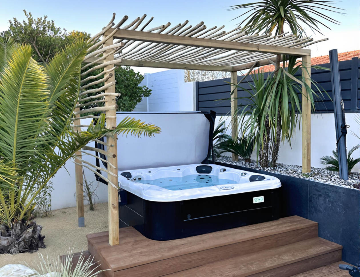 Espace cosy aménagé autour du spa avec pergola eucalyptus et marches en bois à St Hilaire de Riez (85)