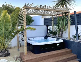 Espace cosy aménagé autour du spa avec pergola eucalyptus et marches en bois à St Hilaire de Riez (85)