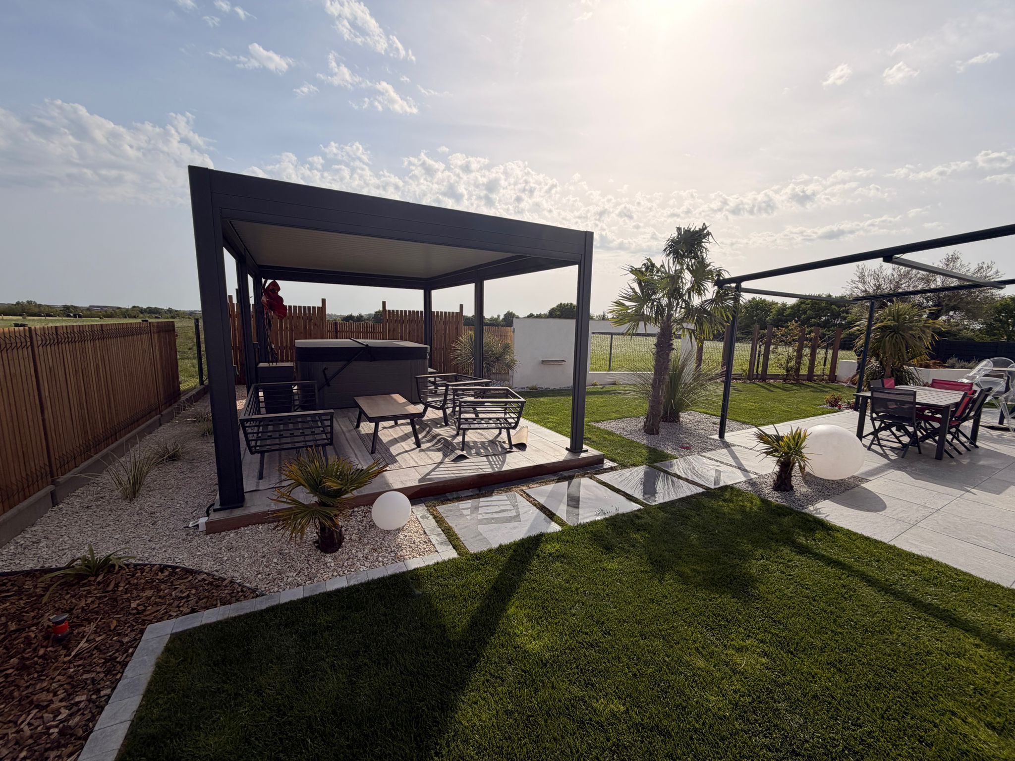 Allée en pas japonais, massifs en graviers et copeaux près de St Gilles Croix de Vie (85)