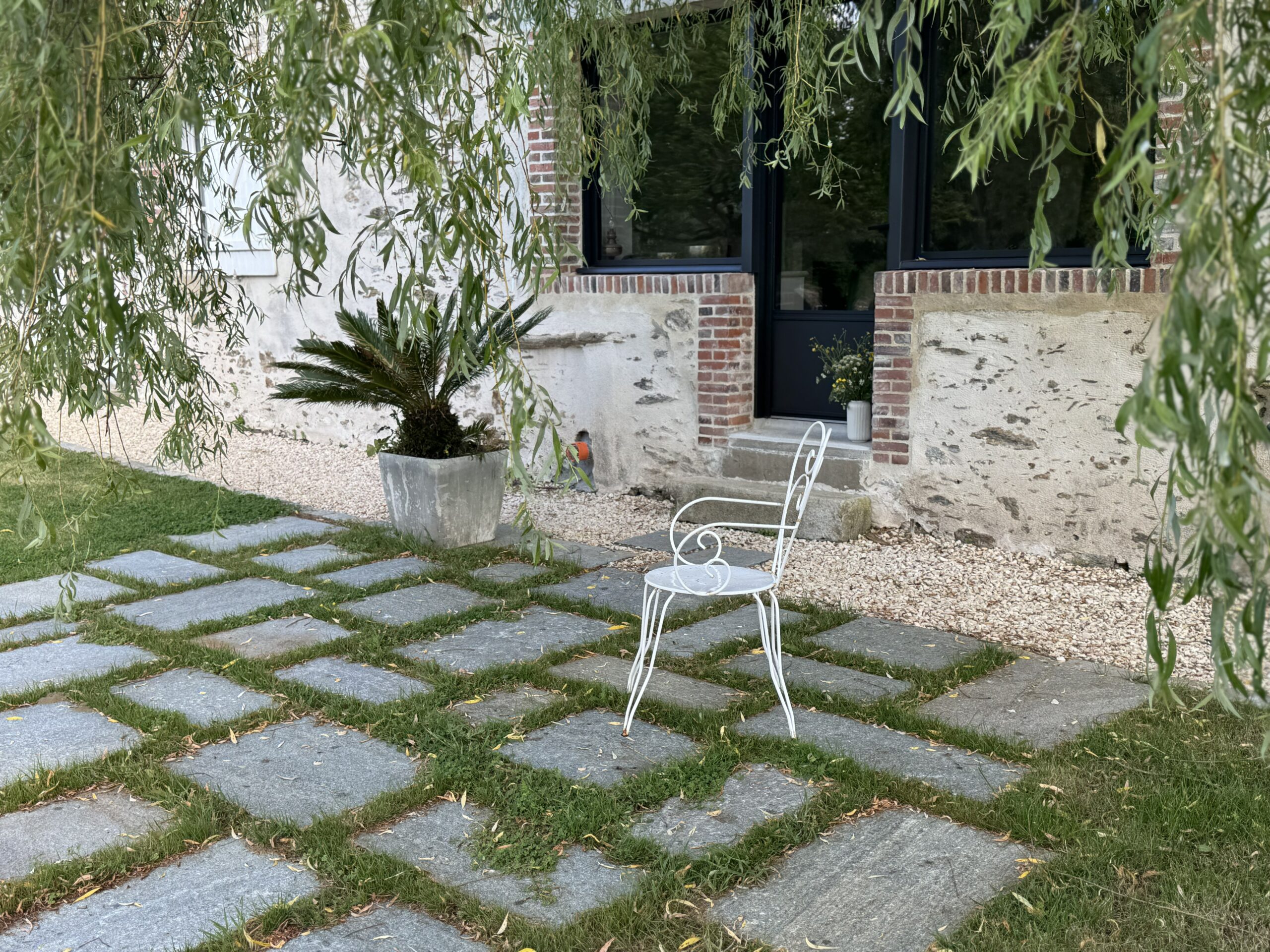 Terrasse en dallage type pas japonais à Coëx