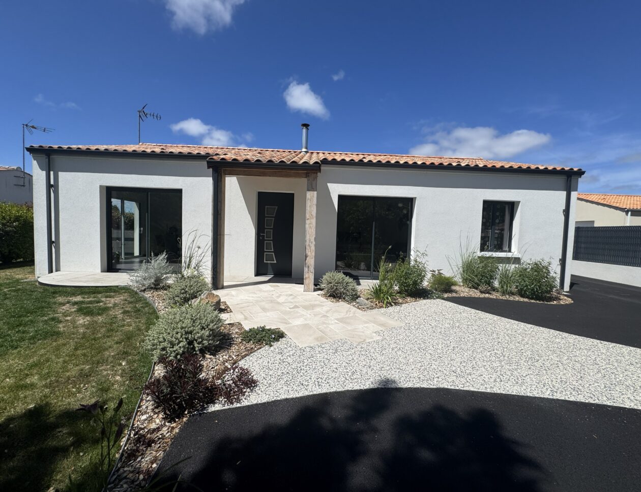Réalisation d'un avant de maison à L'Aiguillon sur vie (85) par BOTAANY Paysagistes