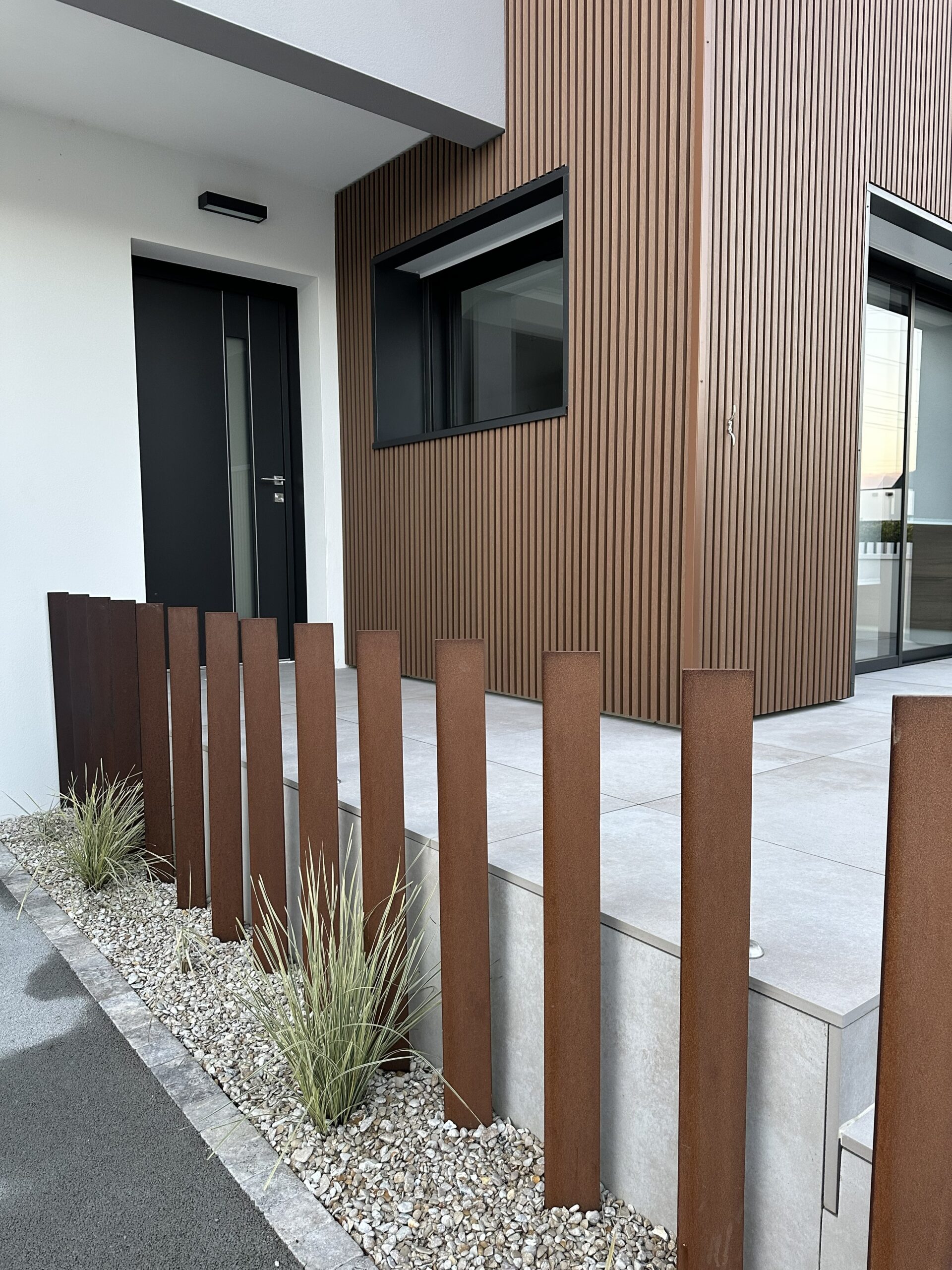 Entrée moderne pour cette maison juste construite en bord de mer