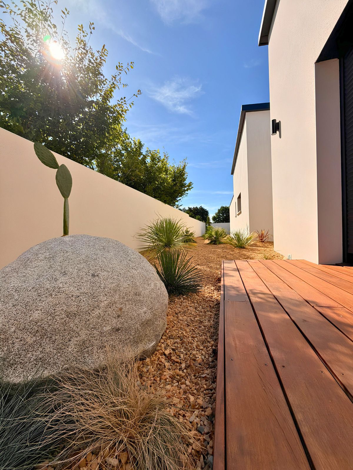 Création d'un jardin méditerranéen avec massifs sable près de Challans (85) par BOTAANY
