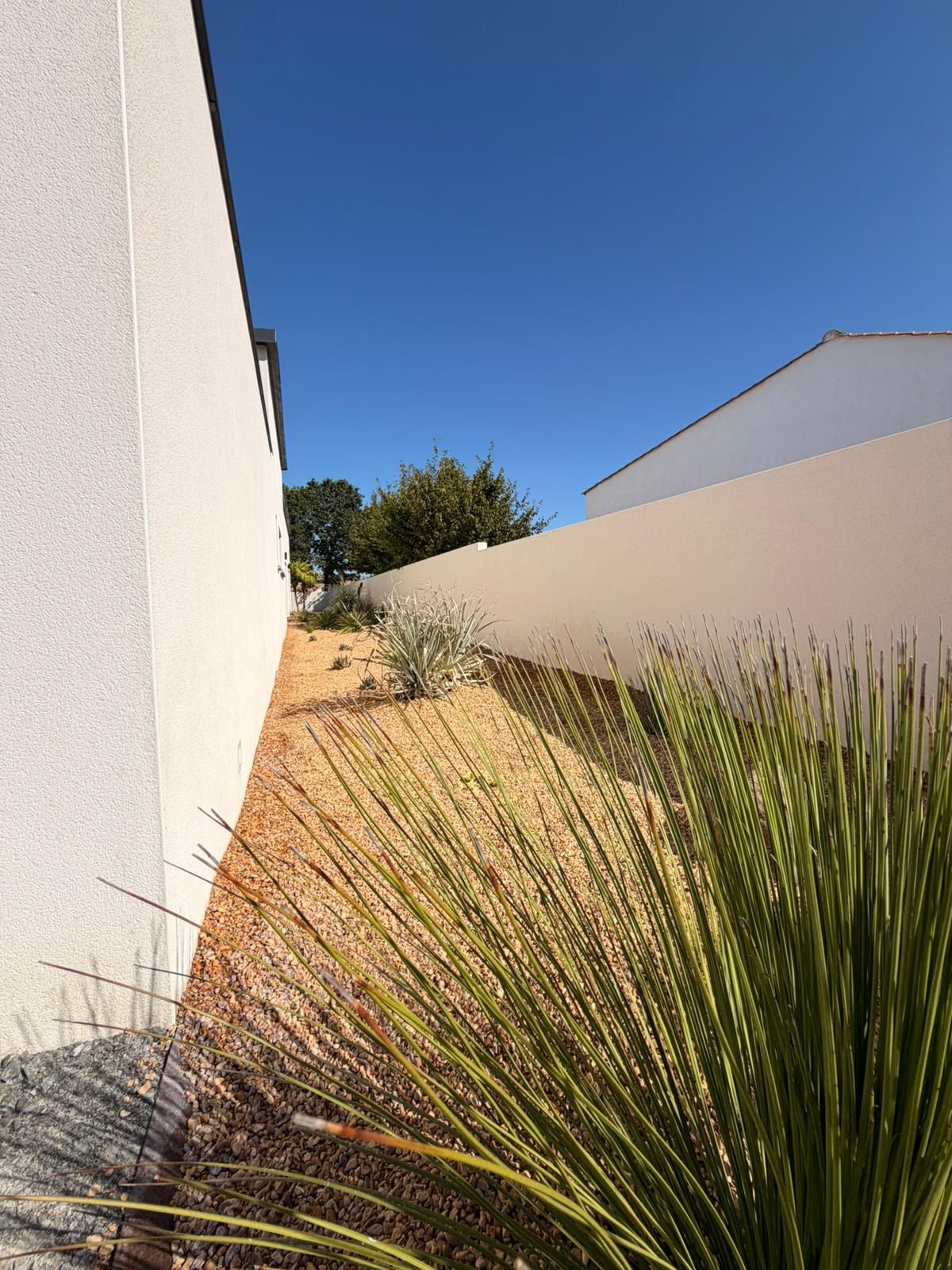 Création de terrasses bois autour de cette maison moderne près de Challans (85) par BOTAANY paysagistes et scénaristes de jardins naturels