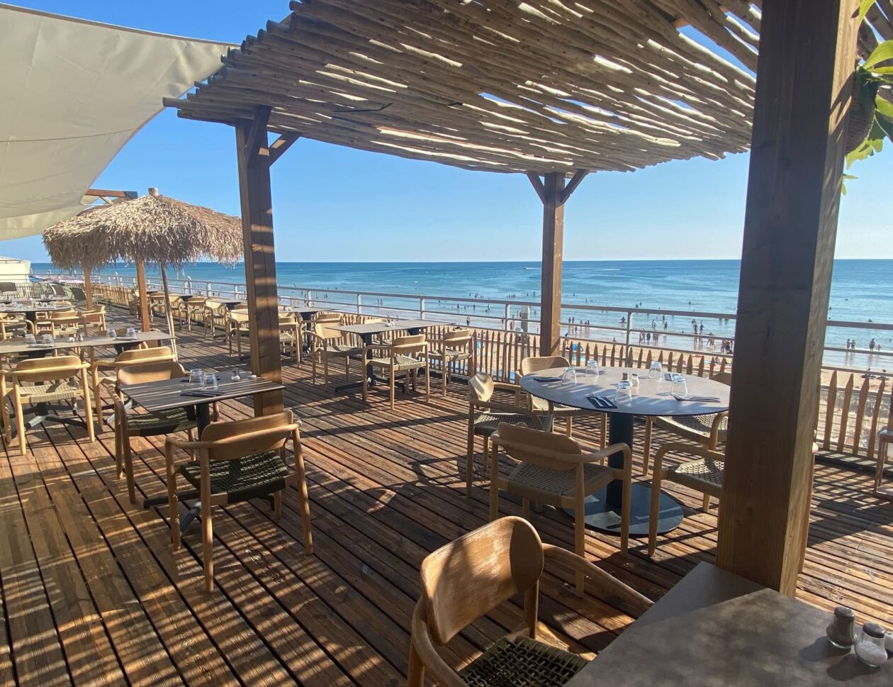 Aménagement de la terrasse du Restaurant Les Bains à Saint Gilles Croix de Vie (85)